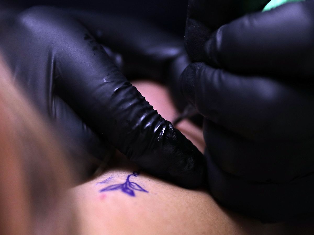 Foto: Hacerse un tatuaje conlleva una serie de riesgos. Foto: EFE Juan Diego López