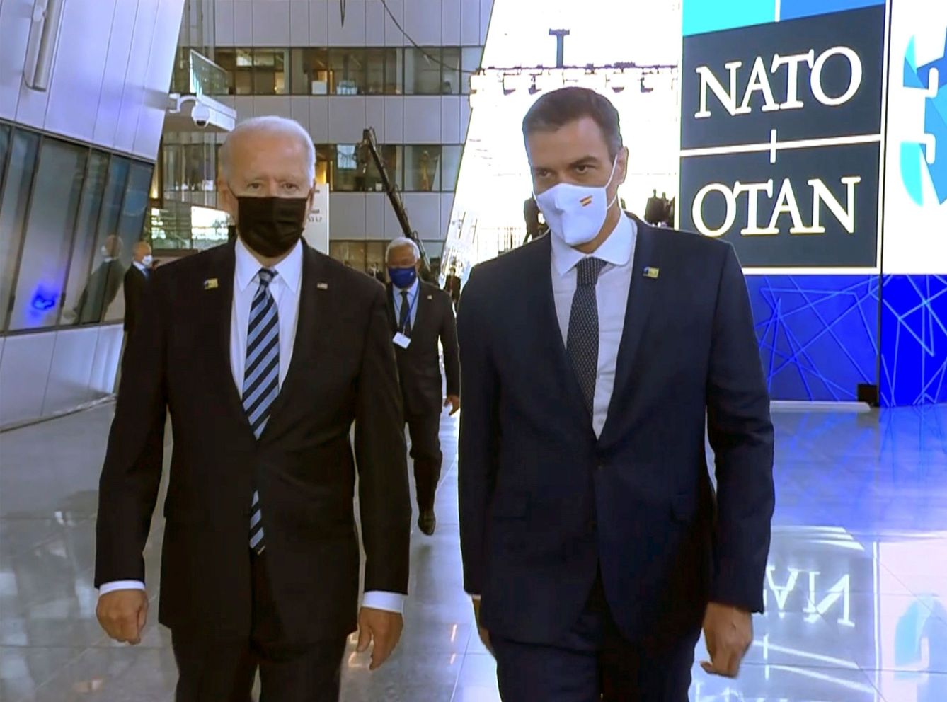 Pedro Sánchez y Biden, en el famoso paseo en la OTAN. (EFE)