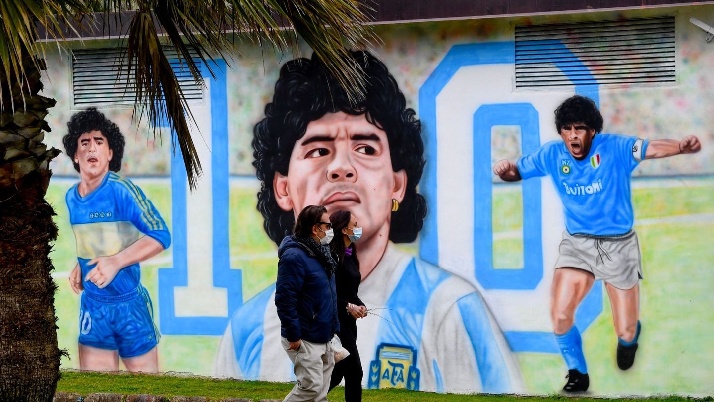 Vista de un mural dedicado a Diego Armando Maradona en Nápoles. (EFE)