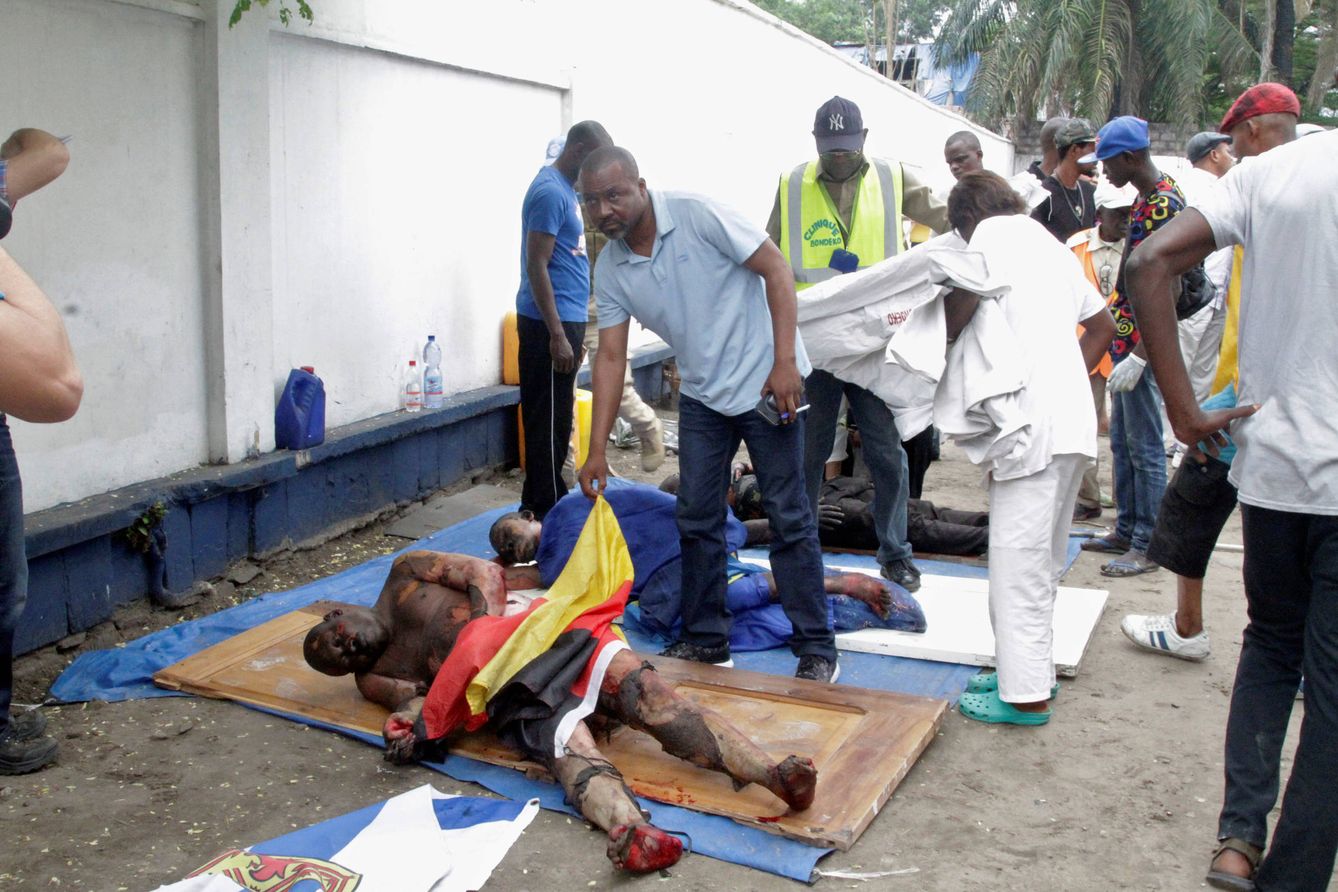Paramédicos identifican a opositores congoleños muertos en el ataque a la sede del UDPS, en Kinkhasa (Reuters).