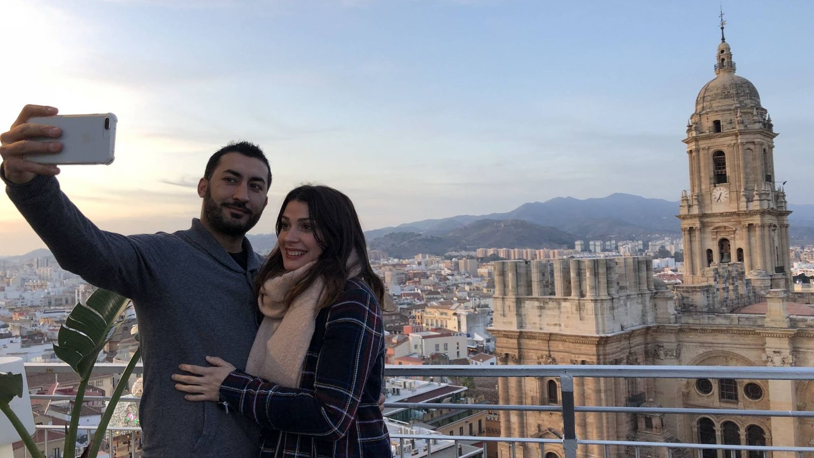 Foto: Emmanuel y Ana, en la terraza del hotel AC Málaga Palacio. Al fondo la catedral de Málaga con la torre sur inacabada (Toñi Guerrero).