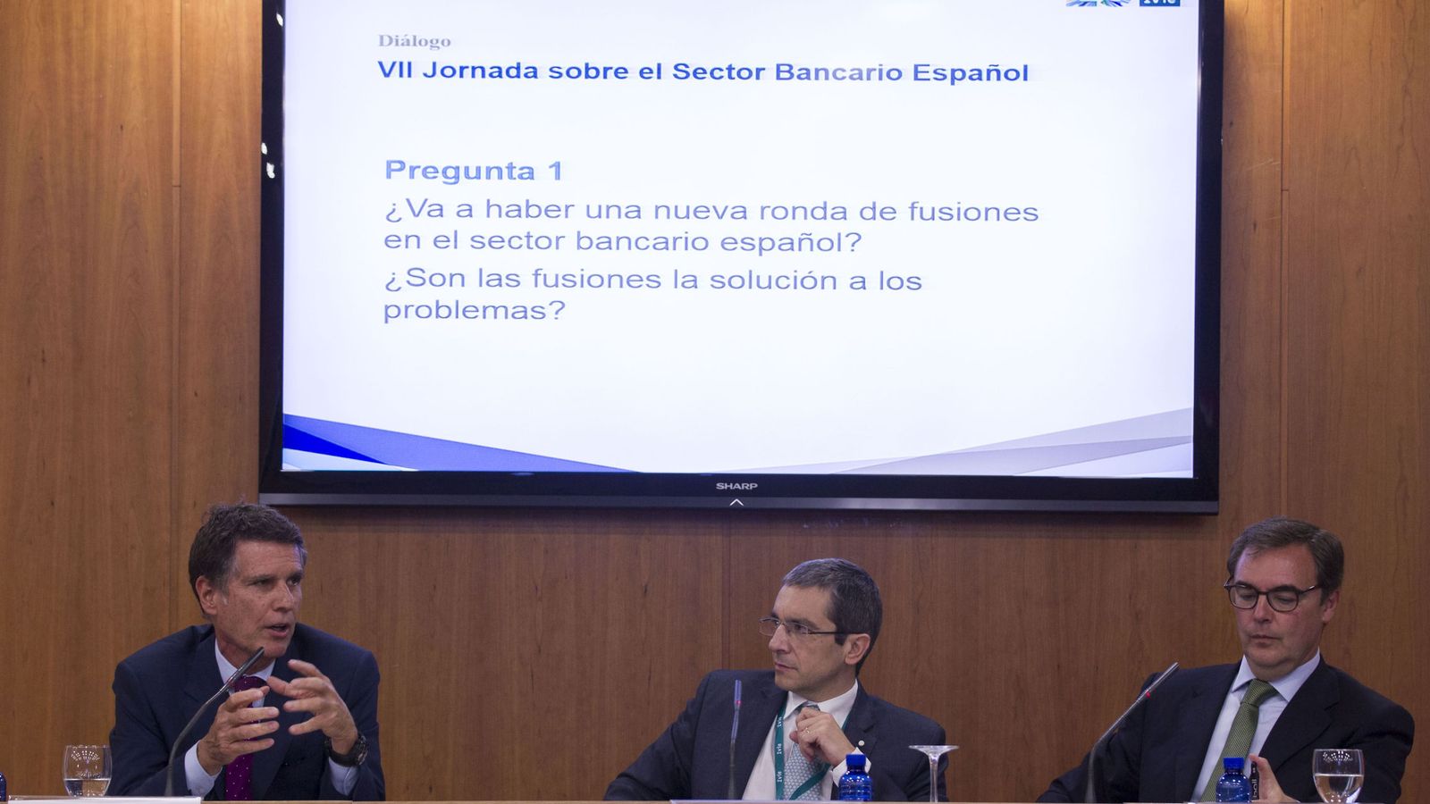 Foto: Guardiola (Sabadell), Maudos (IVIE) y Sevilla (Bankia), este miércoles en el foro sobre rentabilidad bancaria en Valencia.